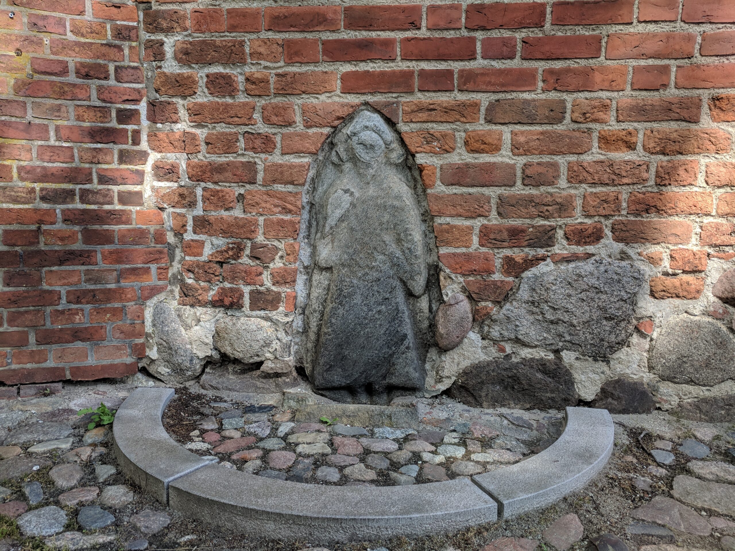 https://upload.wikimedia.org/wikipedia/commons/1/13/Bildstein_Marienkirche_Bergen_auf_R%C3%BCgen_-_2020-06-22_b.jpg